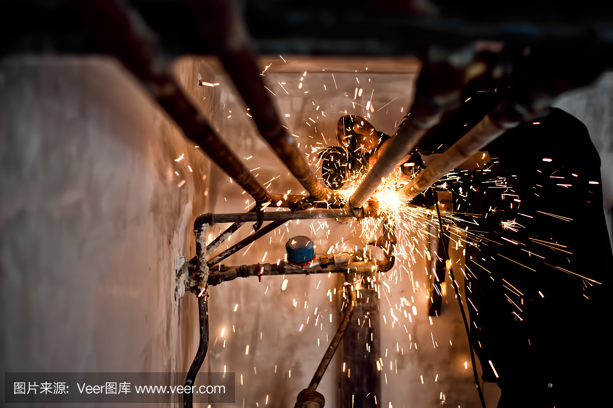 专业焊工对管道进行焊接和打磨